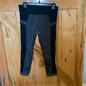 3/$15 💥 Under Armour ladies capri yoga pants small high rise